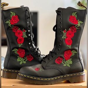 ❤️ Rare! New W/ Box!! Awesome 🖤 Dr.Martens Boots Black Embroidered Red Roses 🌹10